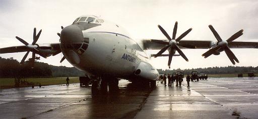1999-09 Antonov22 met onderdelen Chinooks-.jpg
